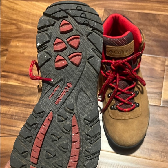 Columbia Tan Hiking Boots with Red Laces - Picture 4 of 4